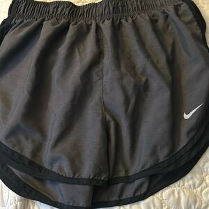 Shorts- Nike